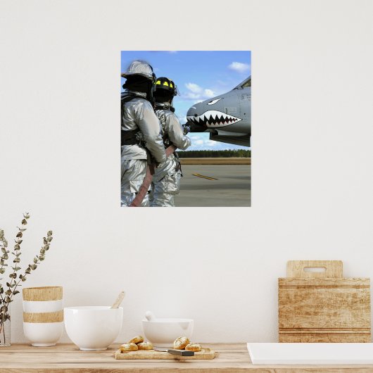 Feuerwehrleute setzen während eines Bohrvorgangs e Poster (Küche)