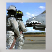 Feuerwehrleute setzen während eines Bohrvorgangs e Poster (Vorne)