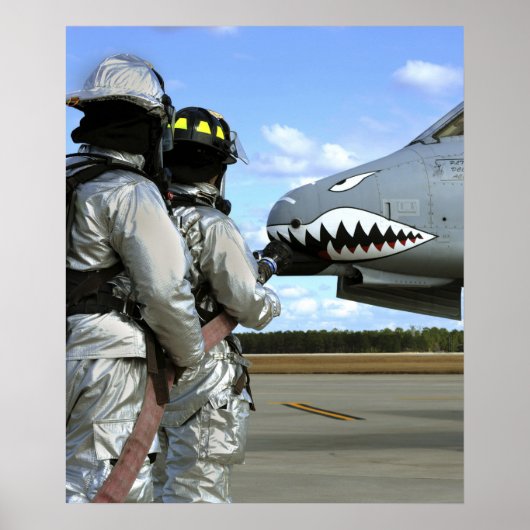 Feuerwehrleute setzen während eines Bohrvorgangs e Poster (Vorne)