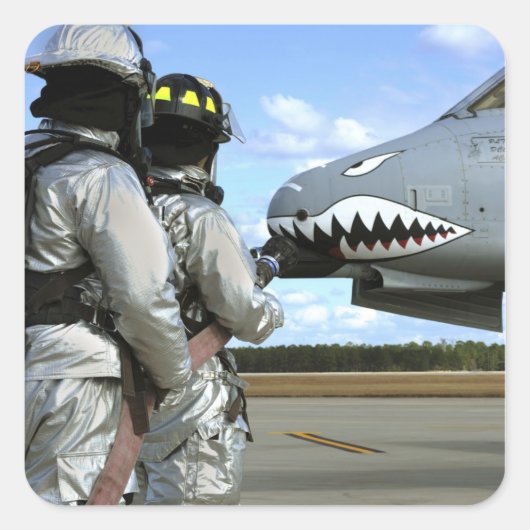 Feuerwehrleute setzen während eines Bohrvorgangs e Quadratischer Aufkleber (Vorderseite)