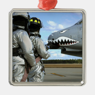 Feuerwehrleute setzen während eines Bohrvorgangs e Silbernes Ornament