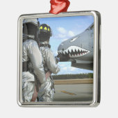 Feuerwehrleute setzen während eines Bohrvorgangs e Silbernes Ornament (Links)