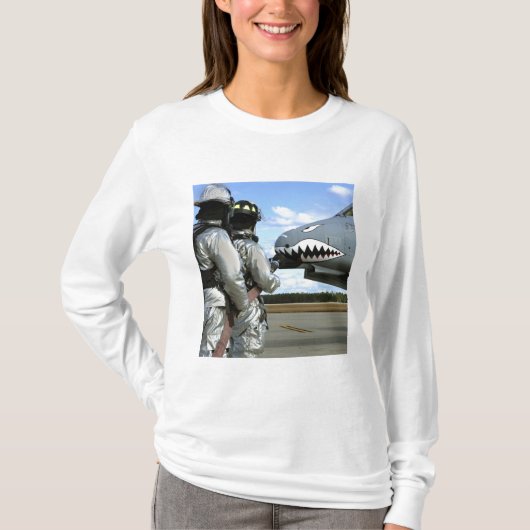 Feuerwehrleute setzen während eines Bohrvorgangs e T-Shirt (Vorderseite)