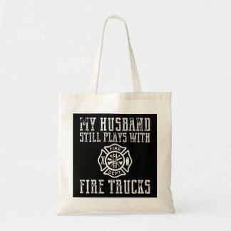 Feuerwehrleute spielen mit Ehefrau von Feuerwehrfa Tragetasche