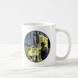 Feuerwehrleute sprechen kaffeetasse
