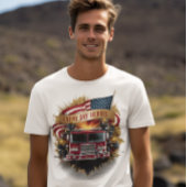 Feuerwehrleute unter der Flagge T-Shirt