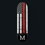 Feuerwehrmann Amerikanischer Flaggen dünne rote Li Skateboard<br><div class="desc">Thin Red Line Skateboard - Amerikanische Flagge in Firefighter Flag Farben, Not Design . Personalisieren Sie dieses Feuerwehrskateboard mit Monogramm Initial. Dieses personalisierte Feuerwehrskateboarddeck ist ideal für Feuerwehrleute, Feuerwehrfamilien, Kinder und alle, die sie unterstützen. COPYRIGHT © 2020 Judy Burrows, Black Dog Art - Alle Rechte vorbehalten. Feuerwehrskateboard American Flag Thin...</div>