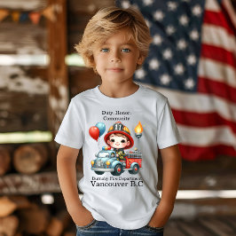 Feuerwehrmann auf einem farbenfrohen Lastwagen mit T-Shirt