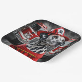 Feuerwehrmann Dalenierung trägt ein ermüdetes Shir Pappteller (Gewinkelt)