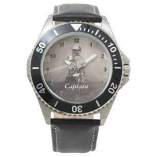 Feuerwehrmann, der die Linien bearbeitet Armbanduhr