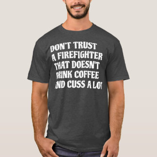 Feuerwehrmann, der Kaffee trinkt, ist sehr weiß T-Shirt