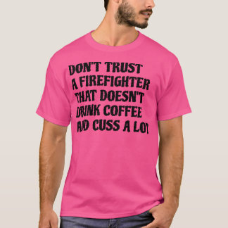 Feuerwehrmann, der Kaffee trinkt, treibt viel T-Shirt