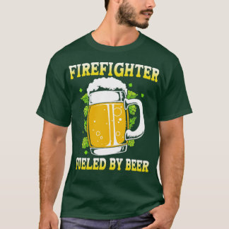 Feuerwehrmann, der von einem Bierfeuer angefacht w T-Shirt