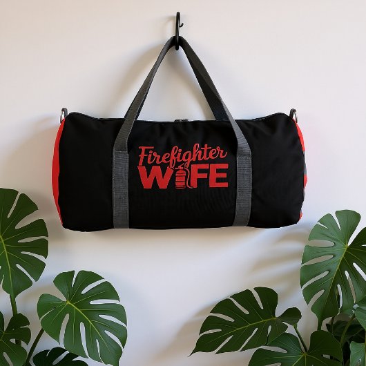 Feuerwehrmann-Ehefrau roter Text Duffle Bag
