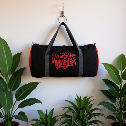 Feuerwehrmann-Ehefrau roter Text Duffle Bag
