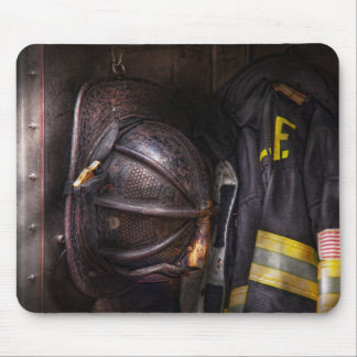 Feuerwehrmann - getragen und verwendet mousepad