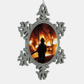Feuerwehrmann in den Flammen Schneeflocken Zinn-Ornament (Links)