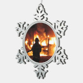 Feuerwehrmann in den Flammen Schneeflocken Zinn-Ornament (Rechts)
