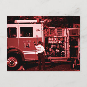 Feuerwehrmann in LKW-Bordeaux Postkarte
