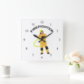 Feuerwehrmann in sandfarbener Einsatzkleidung Qua Quadratische Wanduhr (Zuhause)