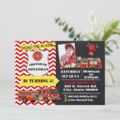 Feuerwehrmann Jeglicher Geburtstag mit Foto Einladung (Stehend Vorderseite)