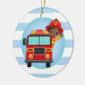 Feuerwehrmann-Löschfahrzeug-Afroamerikaner-Junge Keramik Ornament (Links)
