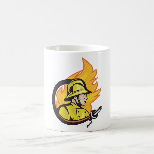 Feuerwehrmann mit einer Schlauch-Tasse Kaffeetasse
