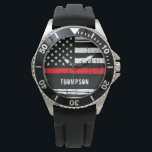 Feuerwehrmann mit personalisierter dünner roter Li Armbanduhr<br><div class="desc">Thin Red Line Firefighter Watch - American Flag Design in Firefighter Flag Farben,  Not Design . Liebliches Geschenk für Ihren Lieblingsfeuerwehrmann oder Feuerwehrmann. Großartiges Feuerwehrrente-Geschenk oder Wertgutschein. Personalisieren mit Namen. COPYRIGHT © 2020 Judy Burrows,  Black Dog Art - Alle Rechte vorbehalten. Feuerwehrbeobachtung auf der personalisierten dünnen roten Linie</div>