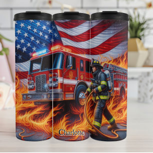 Feuerwehrmann mit Schlauch- und Feuerwehrfahrzeug Thermosbecher