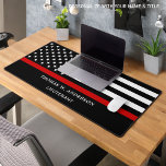 Feuerwehrmann Personalisiert dünne rote Linie Schreibtischunterlage<br><div class="desc">Thin Red Line Firefighter Desk Mat - Amerikanische Flagge in Firefighter Flag Farben, moderne schwarz und rot Design . Personalisieren Sie Ihre Einstellungen mit dem Namen und dem Rang des Feuerwehrmanns. Diese personalisierte Feuerwehrschreibmatte ist ideal für Feuerwehr, Feuerwehr und Feuerwehrmann. COPYRIGHT © 2023 Judy Burrows, Black Dog Art - Alle...</div>