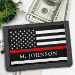 Feuerwehrmann Personalisiert dünne rote Linie Tri-fold Geldbeutel<br><div class="desc">Thin Red Line Wallet - Amerikanische Flagge in Firefighter Flag Farben, modernes schwarz rotes Design. Personalisieren Sie mit Fireman-Namen. Diese personalisierte Feuerwehrtasche ist ideal für Feuerwehrleute, Feuerwehrleute, Feuerwehrfamilien und all diejenigen, die sie unterstützen. Eine wunderbare Feuerwehrrente oder Feuerwehrmann-Geschenk. COPYRIGHT © 2020 Judy Burrows, Black Dog Art - Alle Rechte vorbehalten....</div>