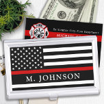 Feuerwehrmann Personalisiert dünne rote Linie Visitenkarten Dose<br><div class="desc">Thin Red Line Business Card Case - Amerikanische Flagge in Firefighter Flag Farben, modernes schwarz rotes Design . Personalisieren Sie Ihre Visitenkarten mit dem Namen des Feuerwehrmanns. Diese personalisierte Visitenkarte eignet sich hervorragend für Feuerwehrleute und Feuerwehren, als Geschenk für den Ruhestand eines Feuerwehrmanns oder für den Abschluss der Feuerwehr. COPYRIGHT...</div>
