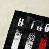 Feuerwehrmann redete Flagge-Gewohnheit an Strandtuch (Beispiel)