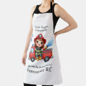 Feuerwehrmann sprüht freudig Wasser Schürze (InSitu)