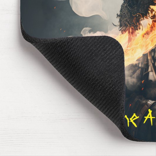 Feuerwehrmann verwandelt sich in einen Drachen Mousepad (Ecke)