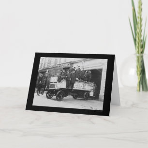 Feuerwehrmänner aufgeworfen auf Feuer-Motor in New Karte