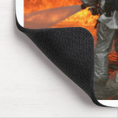 Feuerwehrmänner, die ein Feuer kämpfen Mousepad (Ecke)