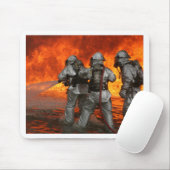 Feuerwehrmänner, die ein Feuer kämpfen Mousepad (Mit Mouse)