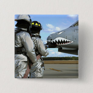 Feuerwehrmänner entfalten einen Feuerlöschschlau Button