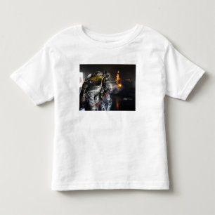 Feuerwehrmänner löschen ein Feuer in einem Kleinkind T-shirt