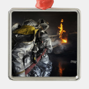 Feuerwehrmänner löschen ein Feuer in einem Silbernes Ornament