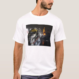 Feuerwehrmänner löschen ein Feuer in einem T-Shirt