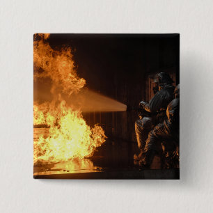 Feuerwehrmänner löschen eine simulierte button