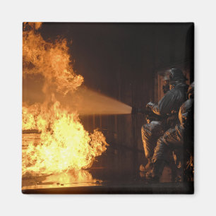 Feuerwehrmänner löschen eine simulierte magnet