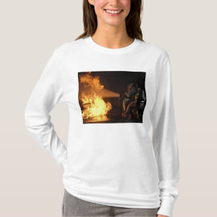 Feuerwehrmänner löschen eine simulierte T-Shirt