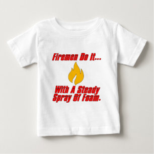 Feuerwehrmänner machen es... mit einem stetigen St Baby T-shirt