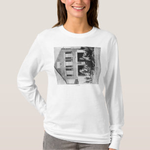 Feuerwehrmänner mit Ausrüstung außerhalb des T-Shirt