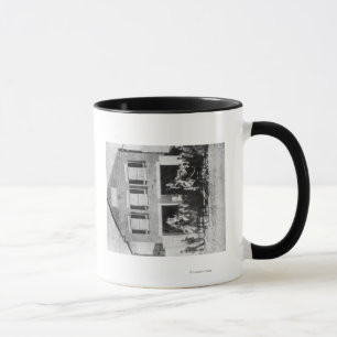 Feuerwehrmänner mit Ausrüstung außerhalb des Tasse