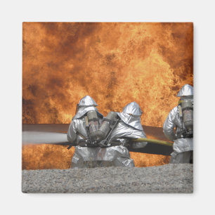Feuerwehrmänner neutralisieren ein Feuer Magnet