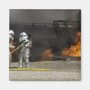 Feuerwehrmänner neutralisieren ein Livefeuer Magnet